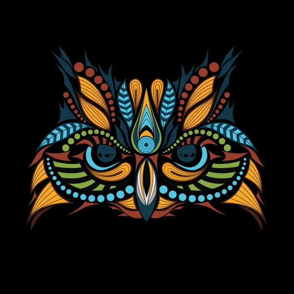 Baykuşun desenli renkli kafası. Afrika / hint / totem / dövme tasarımı. Bir t-shirt, çanta, kartpostal ve poster tasarımı için kullanılabilir. — Stok Vektör