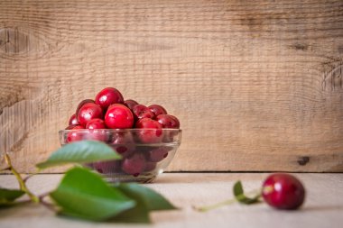 bir cam levha yaprak yeşil tablo içinde kiraz