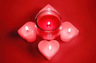 Mumlar arka plan olarak masanın üzerinde. Işıklar......