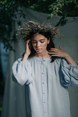 Parkta poz veren güzel bir kadın portresi.