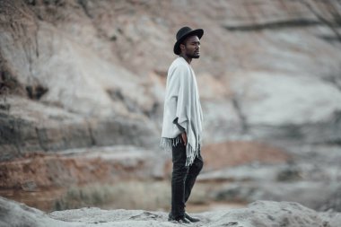 Yakışıklı Afrikalı Amerikalı adam granit kanyona karşı poz veriyor. 