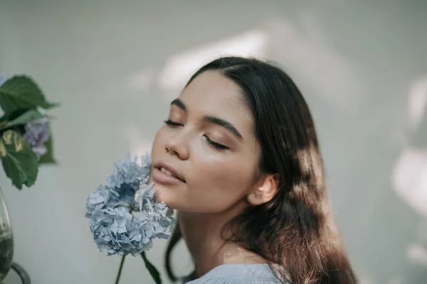 Bella Ragazza Posa Con Fiori Ortensia — Foto Stock