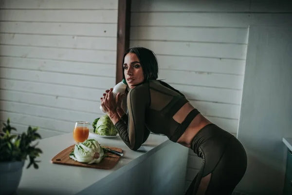 Mooie Sportieve Vrouw Poseren Keuken Met Gezond Eten — Stockfoto