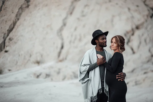 Bonito Afro Americano Homem Abraçando Mulher Grávida Vestido Preto Casal — Fotografia de Stock