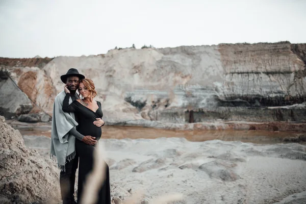 Homem Americano Africano Abraçando Mulher Grávida Vestido Preto Casal Posando — Fotografia de Stock