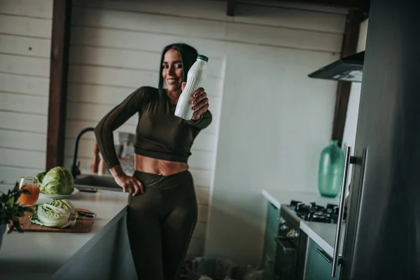 Mooie Sportieve Vrouw Poseren Keuken Met Gezond Eten — Stockfoto