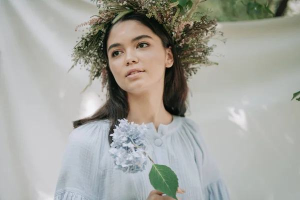 アジサイの花でカメラをポーズする花の花輪の魅力的な女性 — ストック写真