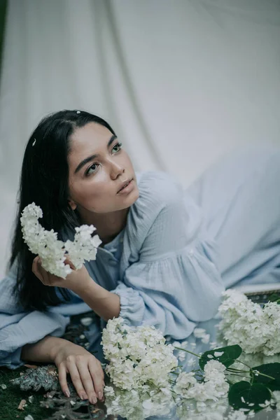 Parkta Çiçeklerle Poz Veren Güzel Bir Genç Kadının Portresi — Stok fotoğraf