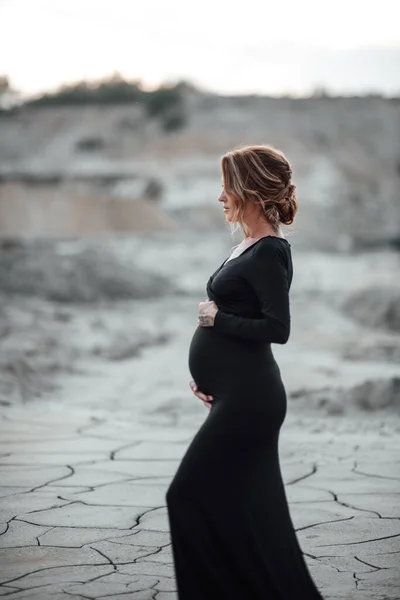 Schöne Schwangere Frau Schwarzem Kleid Posiert Vor Granitschlucht — Stockfoto