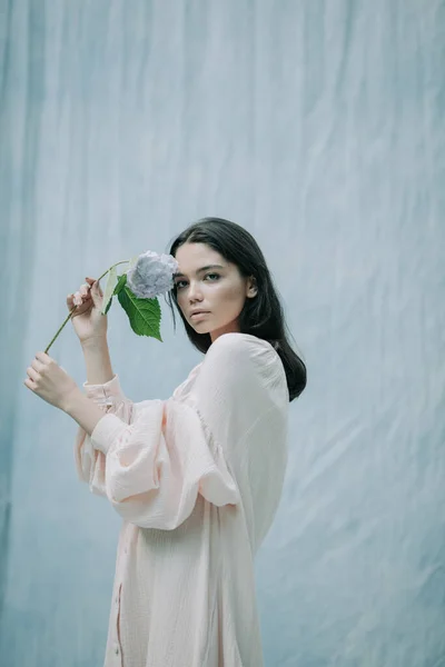 Bonito Jovem Mulher Posando Com Hortênsia Flores Contra Pano Fundo — Fotografia de Stock