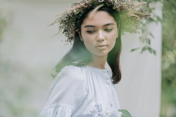 花の花輪の美しい女性の肖像カメラでポーズ — ストック写真