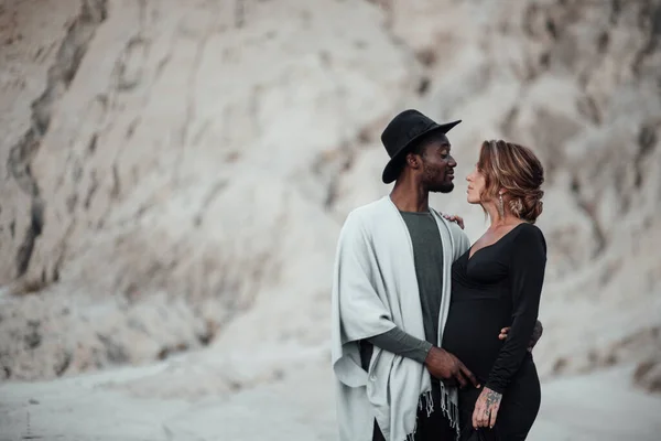 Bonito Afro Americano Homem Abraçando Mulher Grávida Vestido Preto Casal — Fotografia de Stock