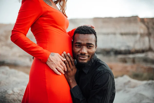 Ett Par Poserar Mot Granitravinen Afrikansk Man Vidrör Gravid Kvinna — Stockfoto