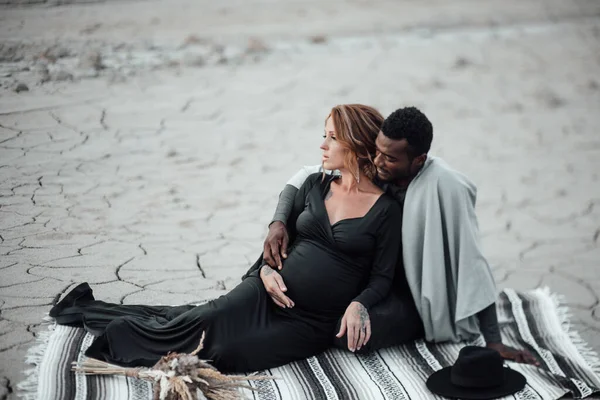 Schwangere Frau Schwarzem Kleid Umarmt Afrikanisch Amerikanischen Mann Paar Posiert — Stockfoto