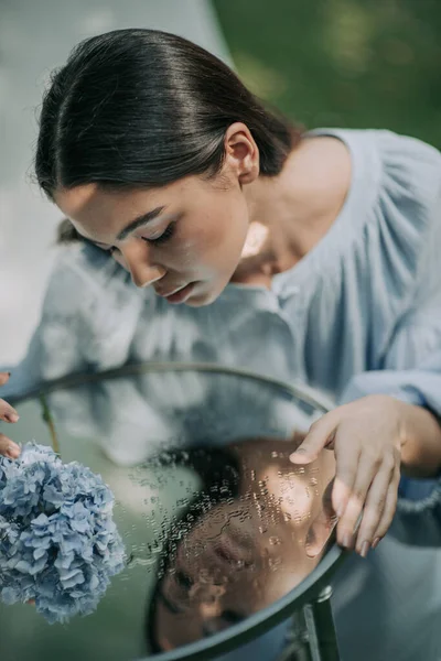 Menina Alegre Posando Com Mesa Vidro Decorativo Flores Hortênsia — Fotografia de Stock