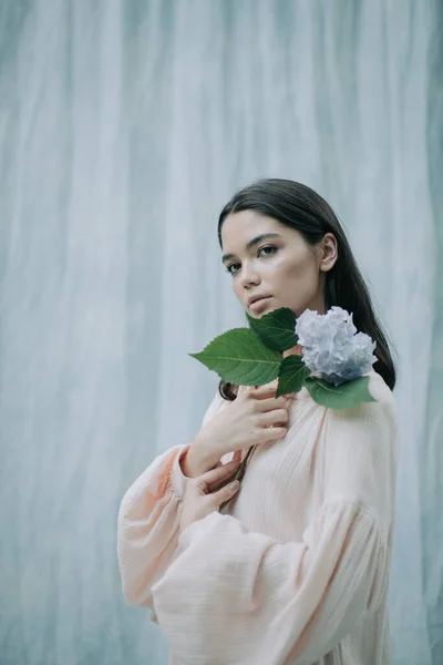 Carino Giovane Donna Posa Con Ortensia Fiori Contro Sfondo Stoffa — Foto Stock