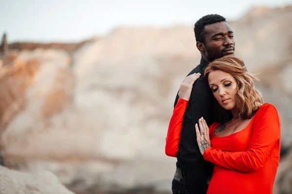 Portrait Multi Ethnic Couple Posing Granite Canyon Pregnant Woman Wearing — Stock Photo, Image