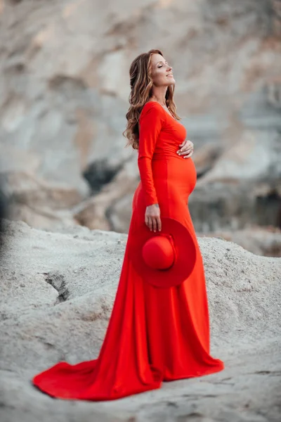 Attraktive Schwangere Frau Roten Kleid Posiert Vor Granitschlucht — Stockfoto