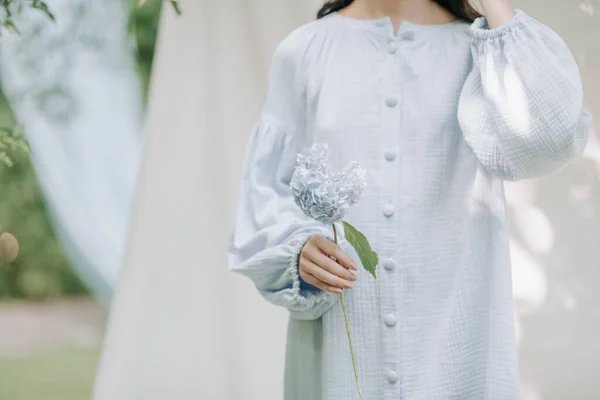 Tiro Cortado Jovem Mulher Vestido Azul Segurando Flores Hortênsia Mão — Fotografia de Stock