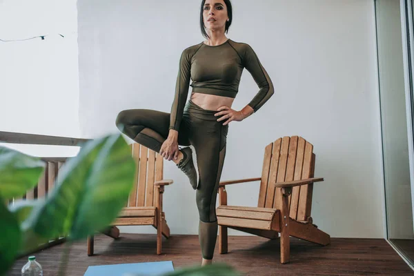 Ung Vacker Kvinna Gör Yoga Hemma — Stockfoto