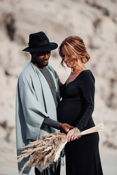 Mulher Grávida Vestido Preto Abraçando Homem Americano Africano Casal Posando — Fotografia de Stock