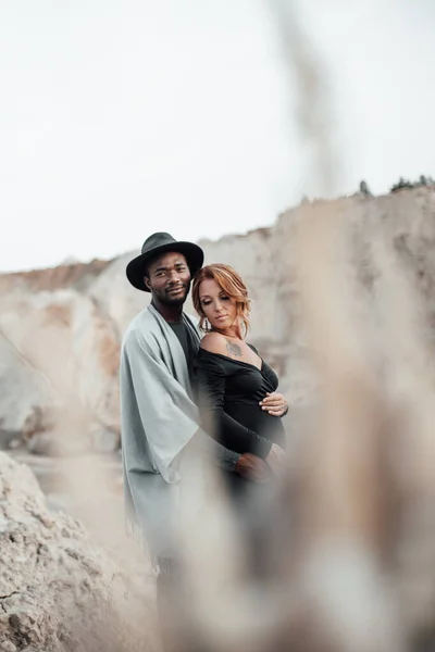 Homem Americano Africano Abraçando Mulher Grávida Vestido Preto Casal Posando — Fotografia de Stock