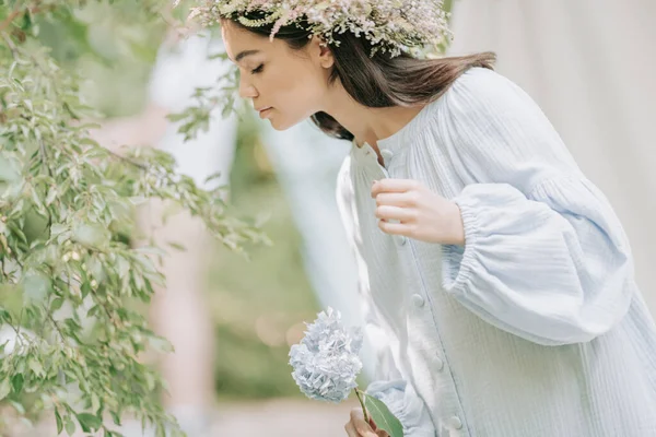 Ung Kvinna Blomma Krans Poserar Vid Kameran Med Hortensia Blommor — Stockfoto