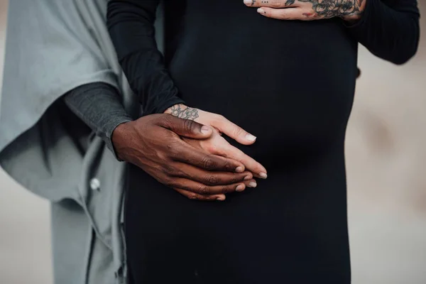 Homem Americano Africano Mãos Dadas Barriga Mulher Grávida Vestido Preto — Fotografia de Stock