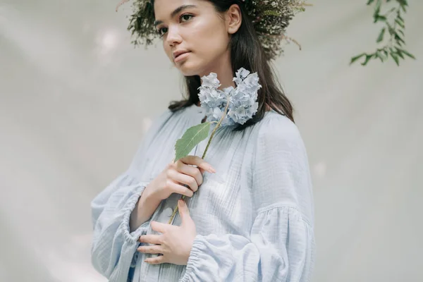 アジサイの花でカメラをポーズする花の花輪の魅力的な女性 — ストック写真