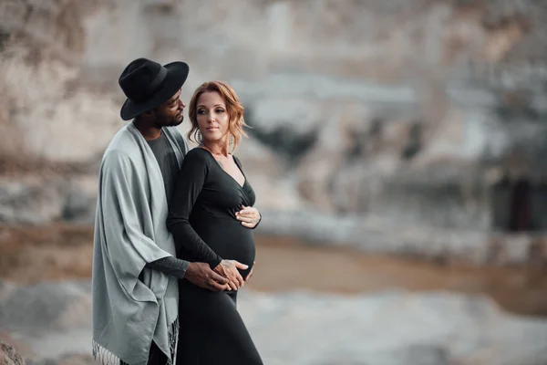 Afrikansk Amerikansk Man Kramar Gravid Kvinna Svart Klänning Par Poserar — Stockfoto