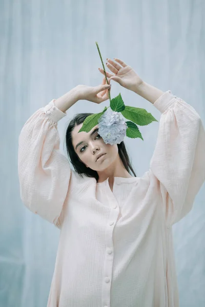 Carino Giovane Donna Posa Con Ortensia Fiori Contro Sfondo Stoffa — Foto Stock