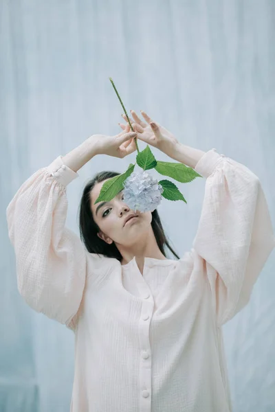 Ritratto Donna Tenera Posa Con Fiori Ortensia Contro Sfondo Stoffa — Foto Stock