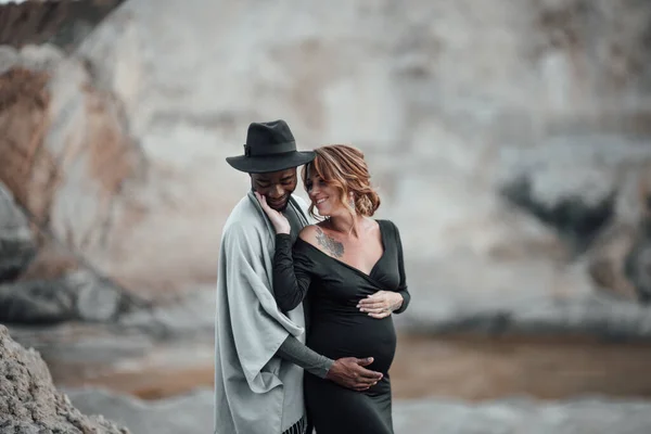 Afrikansk Amerikansk Man Kramar Gravid Kvinna Svart Klänning Par Poserar — Stockfoto