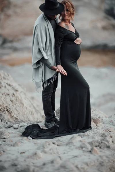 Gravid Kvinna Svart Klänning Omfamnar Afrikansk Amerikansk Man Par Poserar — Stockfoto