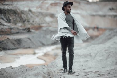 Yakışıklı Afrikalı Amerikalı adam granit kanyona karşı poz veriyor. 