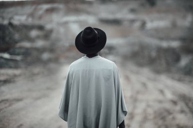 Granit kanyona karşı poz veren Afrikalı Amerikalının arka görüntüsü 