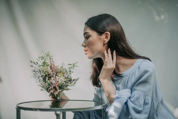 Girl Posing Decorative Glass Table Flowers — Stock Photo, Image