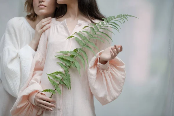 Belle Donne Posa Contro Stoffa — Foto Stock