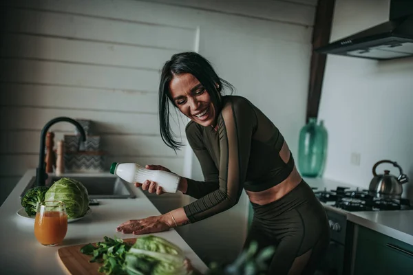 Krásná Sportovní Žena Pózující Kuchyni Zdravým Jídlem — Stock fotografie