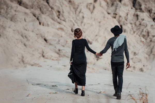 Man Vrouw Wandelen Steengroeve — Stockfoto