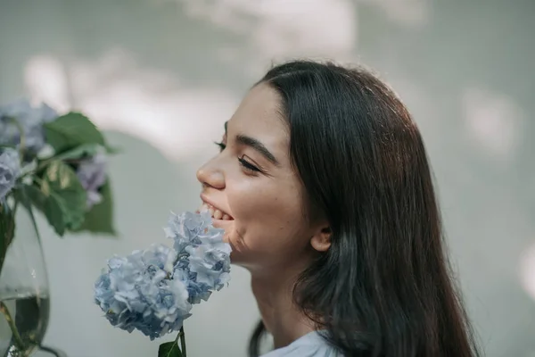 Mooi Meisje Poseren Met Hortensia Bloemen — Stockfoto