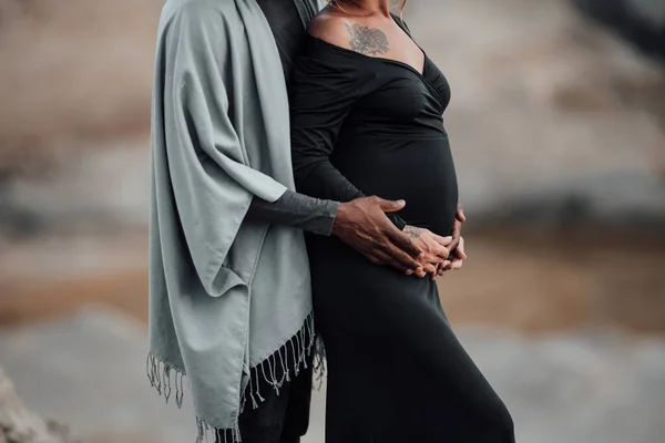 Afrikansk Amerikansk Man Håller Hand Magen Gravid Kvinna Svart Klänning — Stockfoto