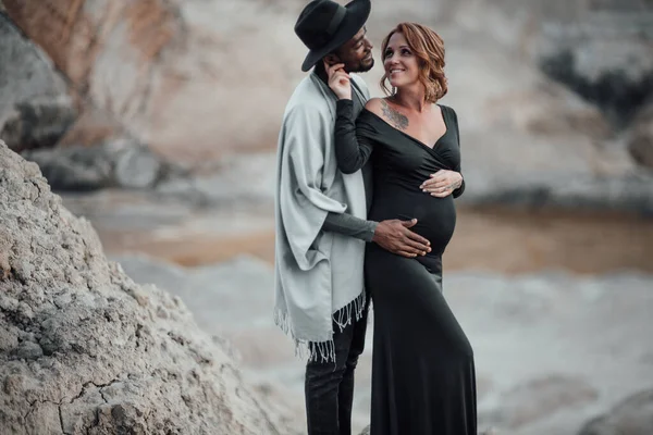 Gravid Kvinna Svart Klänning Omfamnar Afrikansk Amerikansk Man Par Poserar — Stockfoto