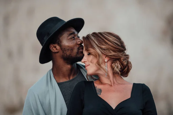 Retrato Pareja Multiétnica Posando Contra Cañón Granito Mujer Embarazada Vistiendo — Foto de Stock