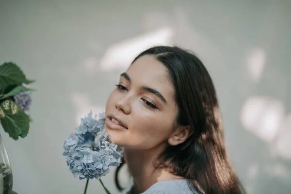 Vacker Flicka Poserar Med Hortensia Blommor — Stockfoto