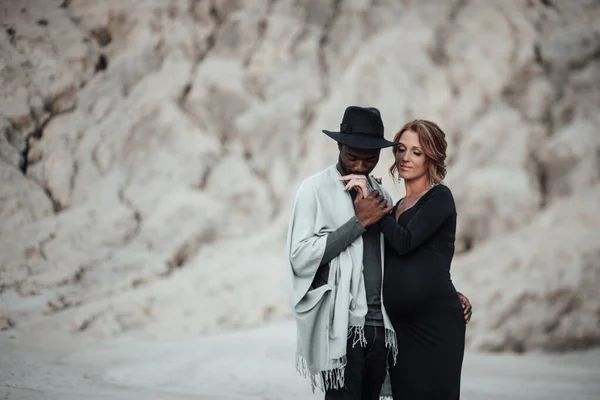 Bonito Afro Americano Homem Abraçando Mulher Grávida Vestido Preto Casal — Fotografia de Stock