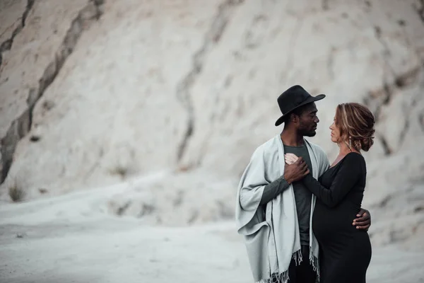 Stilig Afrikansk Amerikansk Man Kramar Gravid Kvinna Svart Klänning Par — Stockfoto