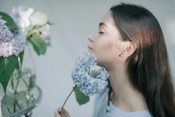 Mooi Meisje Poseren Met Hortensia Bloemen — Stockfoto