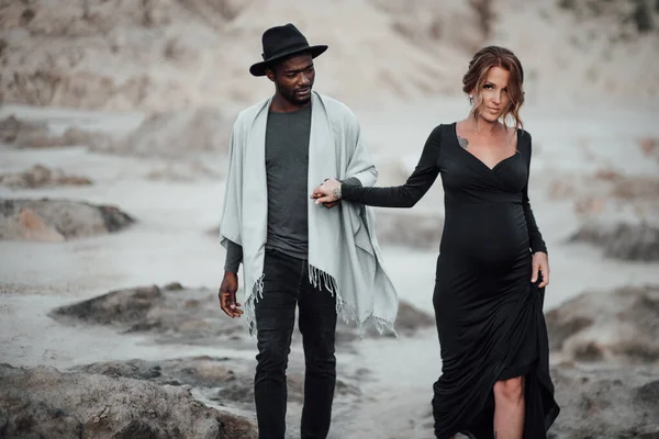 Multi Ethnic Couple Holding Hands Granite Canyon Pregnant Woman Wearing — Stock Photo, Image