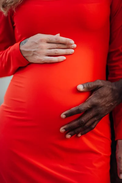 Homme Africain Touchant Ventre Femme Enceinte Robe Rouge Élégant — Photo